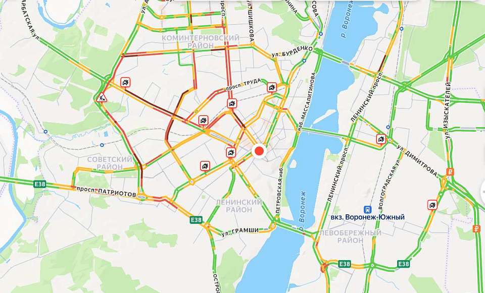 Пробки уже 8 баллов: снегопад в пятницу вечером парализовал Воронеж