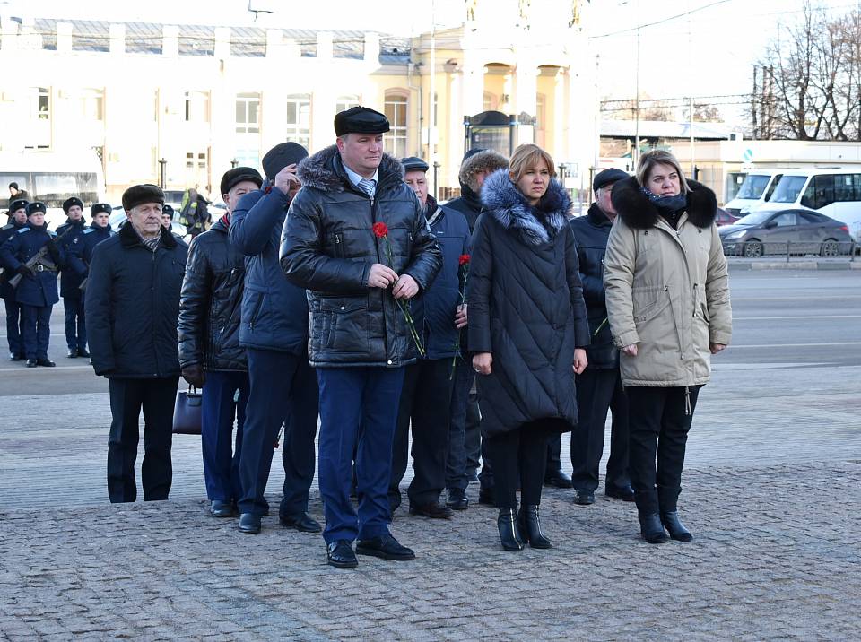 В Центральном районе на всех братских захоронениях прошли мероприятия, приуроченные к дню освобождения Воронежа  