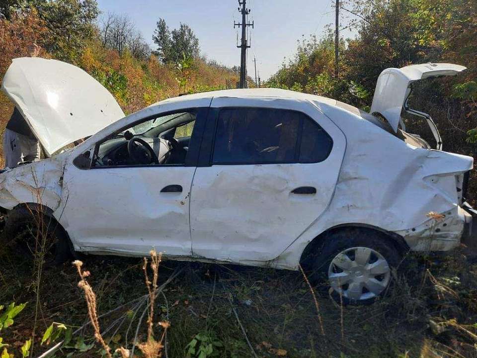 Три человека пострадали в опрокинувшейся иномарке на трассе под Воронежем