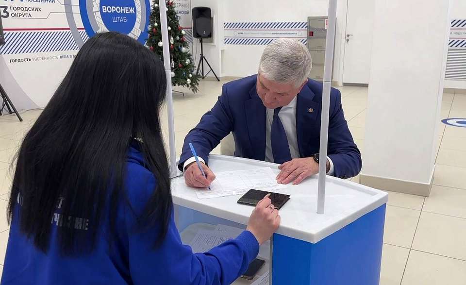 Подпись в поддержку выдвижения Владимира Путина на президентские выборы поставил воронежский губернатор Александр Гусев