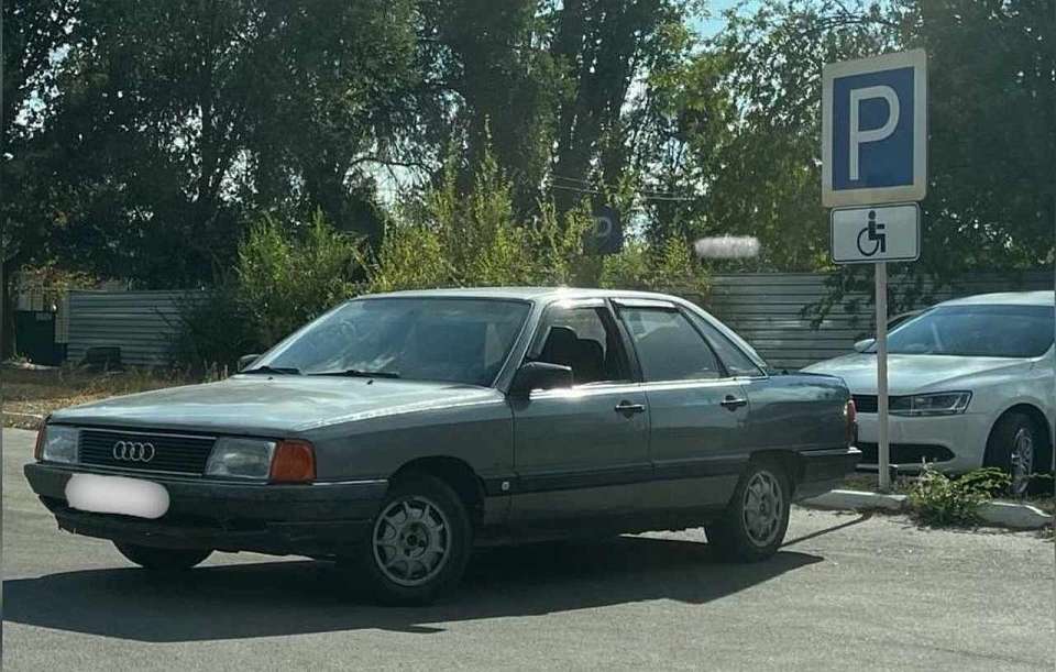 Водителя Audi 100 оштрафовали из-за парковки на месте для инвалидов в Воронежской области