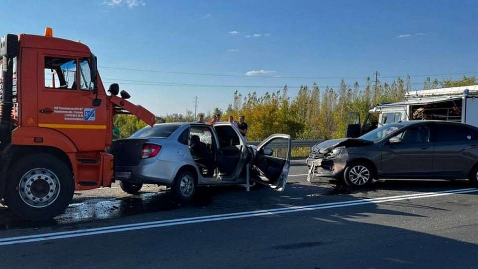 В Сочи автомобилисты сняли на видео полуголую девушку, катающуюся по дороге на самокате