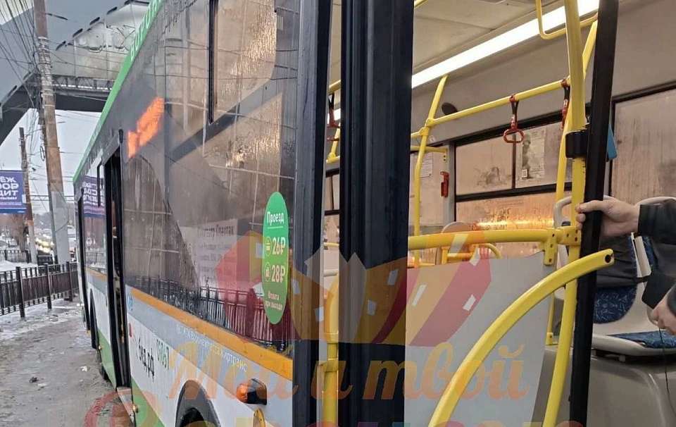 Пассажиры переполненного автобуса в Воронеже выдавили боковое стекло