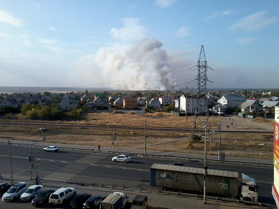 В микрорайоне Подгорное под Воронежем возник пожар