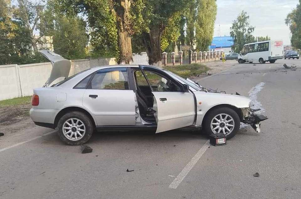 В лобовом ДТП с иномаркой пострадали 2 пассажира маршрутки в городе под Воронежем