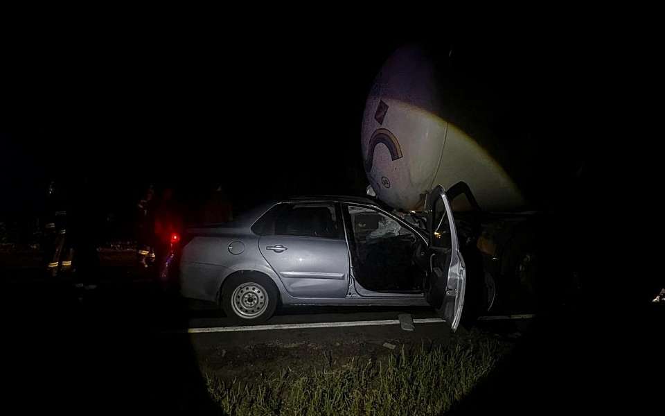 Водитель легковушки и его пассажир погибли после ДТП с цистерной в Воронежской области