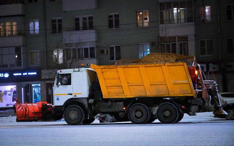 В Воронеже продолжается уборка улиц от снега