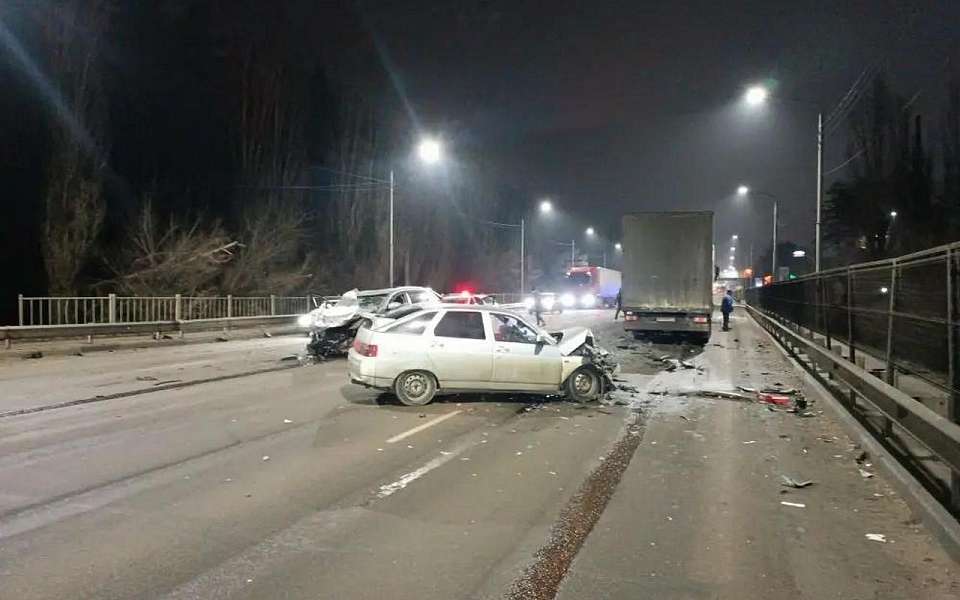 Один человек погиб и четверо пострадали в страшном ДТП в Воронеже