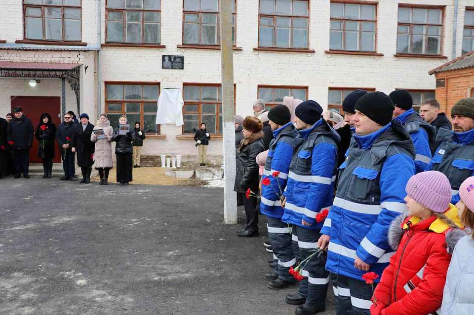 Мемориальную доску героически погибшему бойцу СВО открыли в воронежском Острогожске