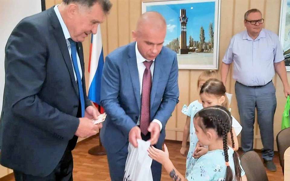 В преддверии Дня знаний в управе района поздравили первоклассников из многодетных семей