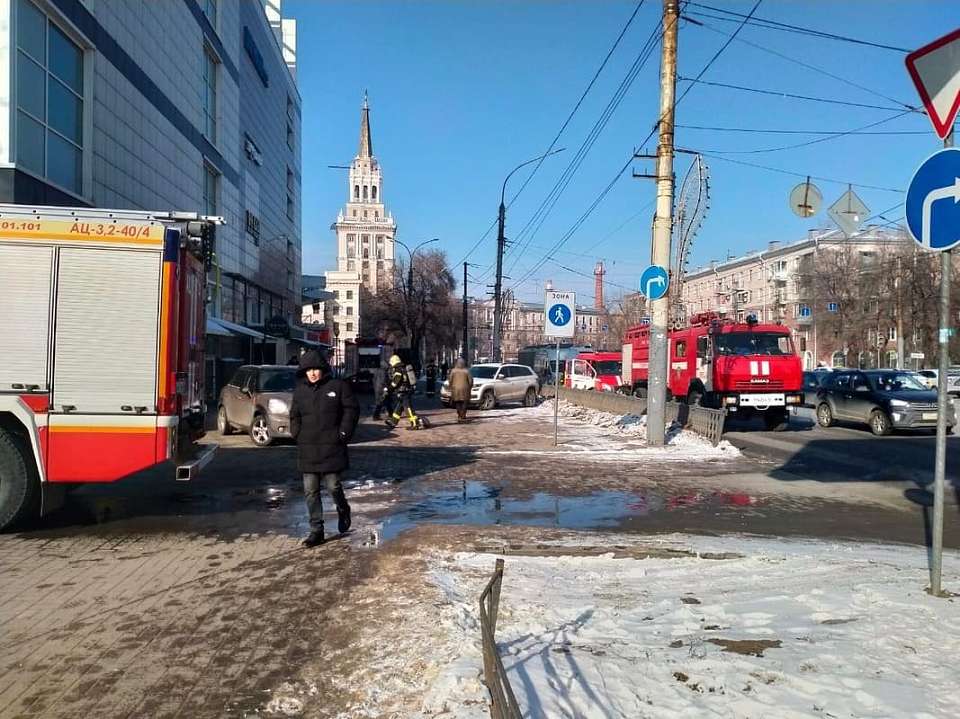 Скопление пожарных машин у ТЦ «Европа» встревожило воронежцев