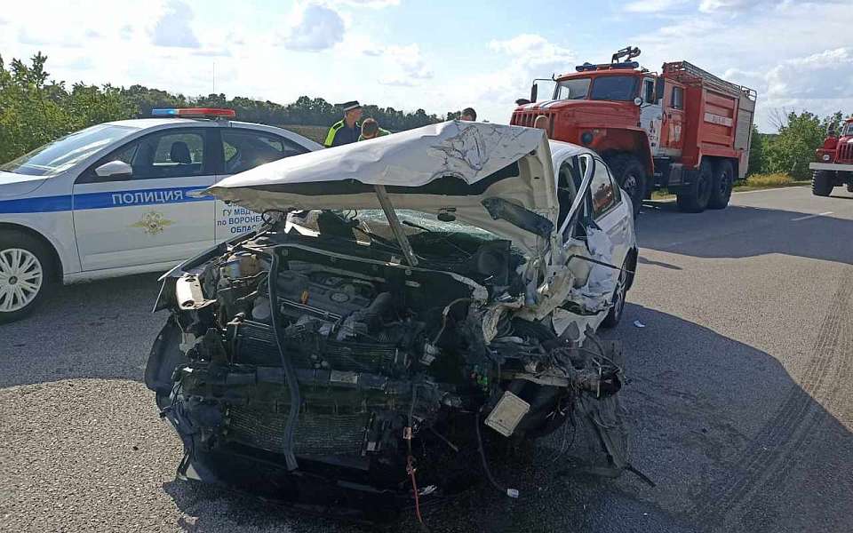 В лобовом ДТП 1 человек погиб и 3 человека пострадали на трассе «Воронеж – Луганск»