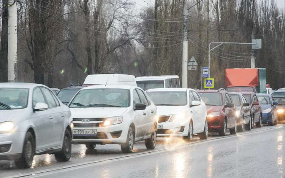 Километровые пробки сковали несколько воронежских улиц утром 29 января