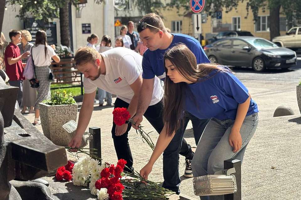 В Воронеже активисты «Единой России», молодогвардейцы и общественники почтили память детей – жертв войны в Донбассе