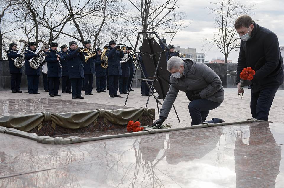 Воронежский губернатор вместе с членами правительства почтил память Неизвестного Солдата