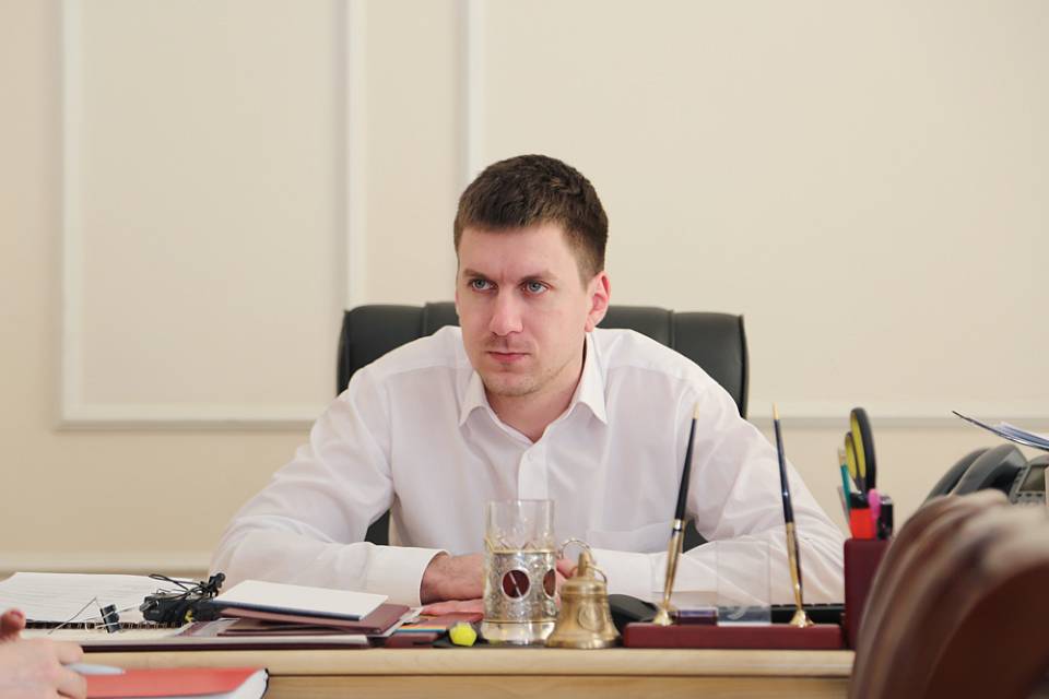 В Воронеже начался судебный процесс над обвиняемым в коррупции Алексеем Антиликаторовым