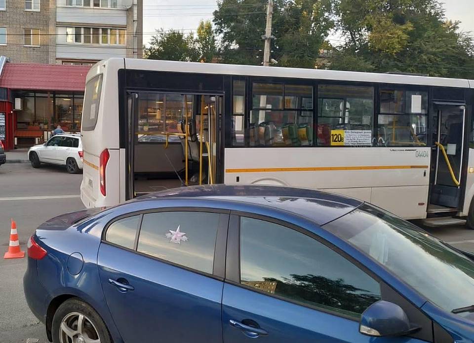 В Воронеже после резкого торможения маршрутки № 120В пострадала пассажирка