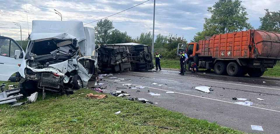 В столкновении двух КамАЗов и Газели под Воронежем пострадали люди