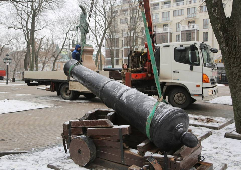 Чугунные пушки из Петровского сквера в Воронеже вывезли в Музей-диораму