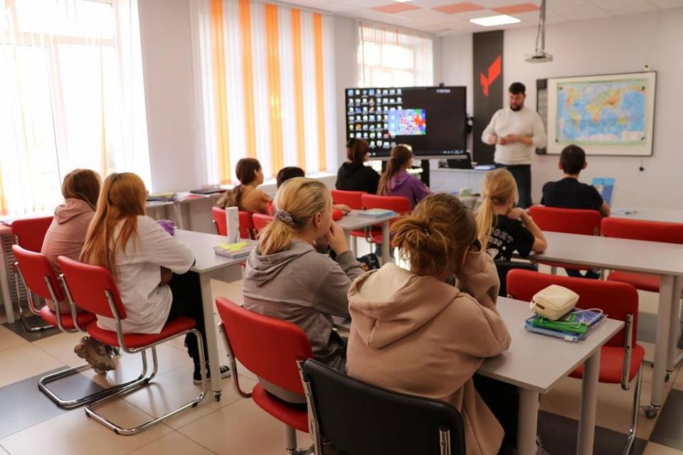 Специалисты «Воронежэнерго» провели уроки электробезопасности в Новогремяченской школе