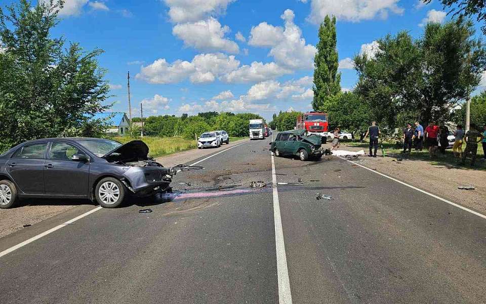 Погиб устроивший лобовое ДТП с тремя пострадавшими водитель в Воронежской области