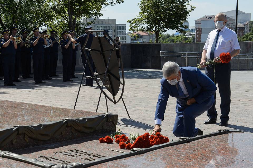 Воронежский губернатор возложил цветы к Вечному огню