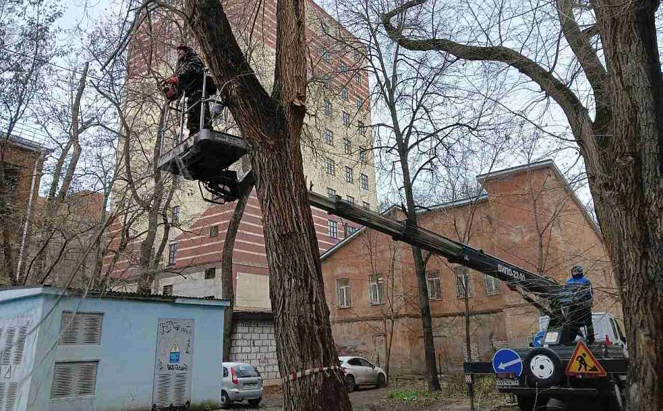 В Ленинском районе продолжается активная работа по благоустройству и санитарной уборке территории