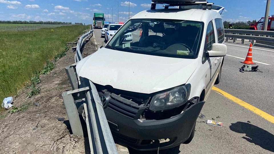 Ребенок и женщина погибли, еще 4 детей пострадали в ДТП с грузовиком на трассе М-4 в Воронежской области