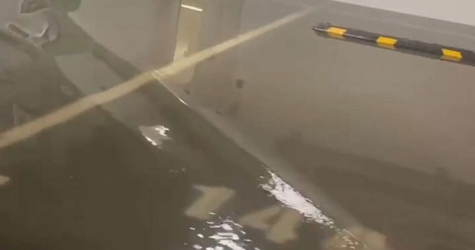 На бульваре Содружества в воронежском ЖК «Ключи Club» затопило парковку