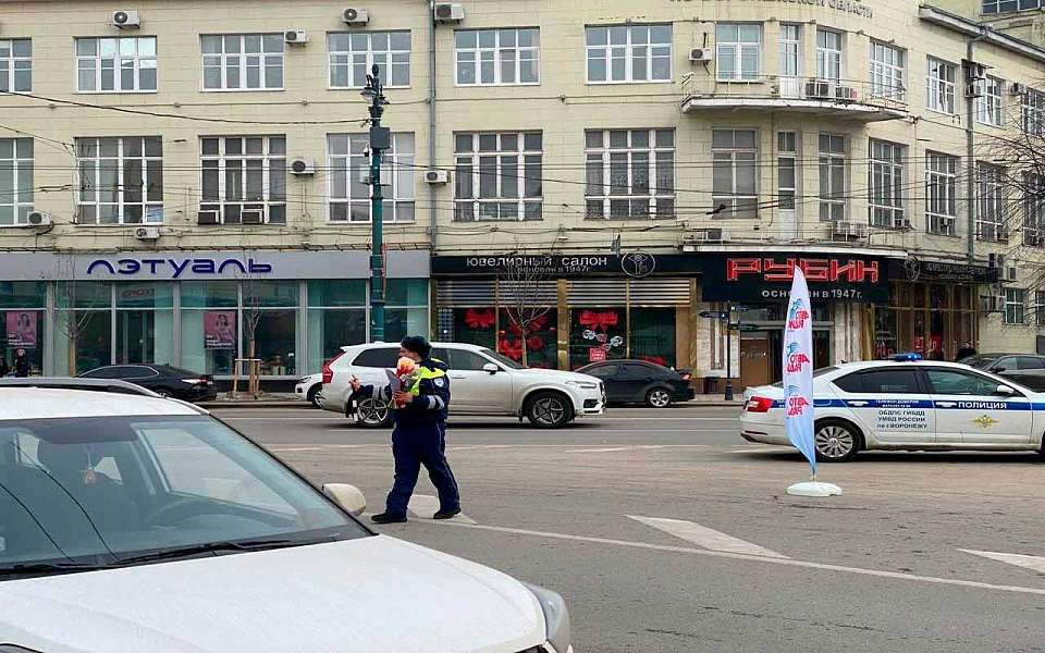 В центре Воронежа сотрудники ГИБДД дарили цветы автомобилисткам