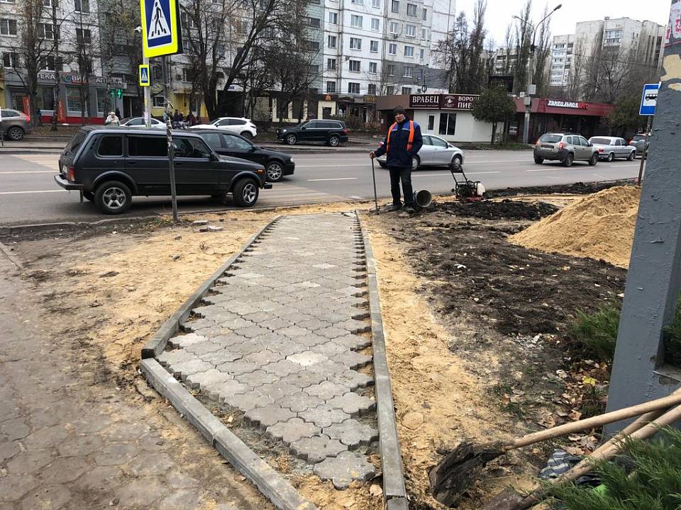 В Коминтерновском районе продолжаются работы по благоустройству тротуарной сети