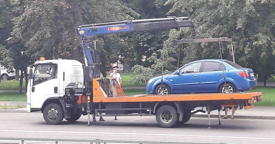 Машины без номеров в Воронеже продолжают эвакуировать