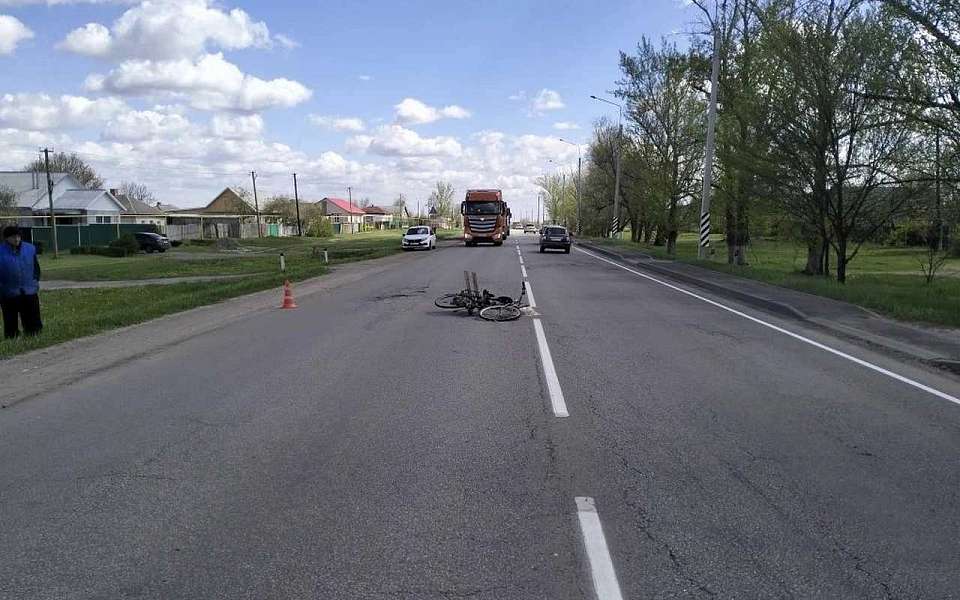 Пенсионер на велосипеде погиб в ДТП с КамАЗом в Воронежской области