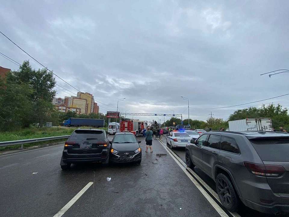 Появилось видео момента столкновения десяти автомобилей в Воронеже, где пострадали 7 человек