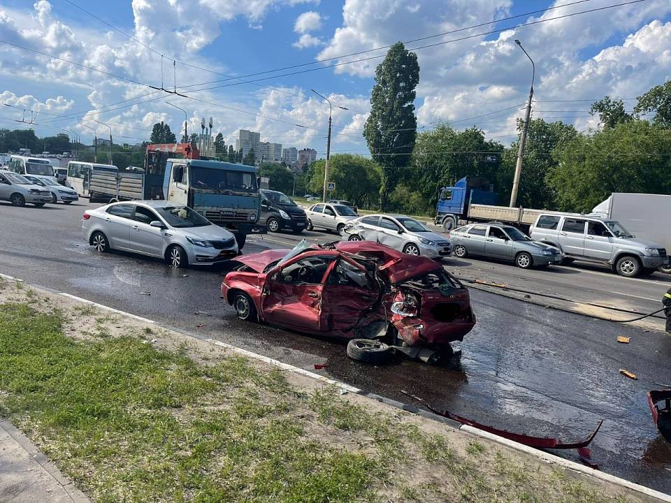 В Воронеже у Вогрэсовского моста в ДТП попали восемь автомобилей