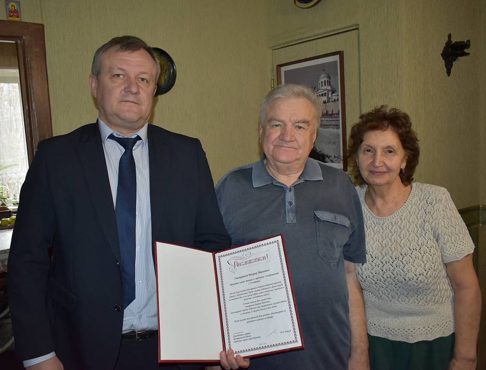 Почетного жителя Центрального района Виктора Муратова поздравили с 75-летием