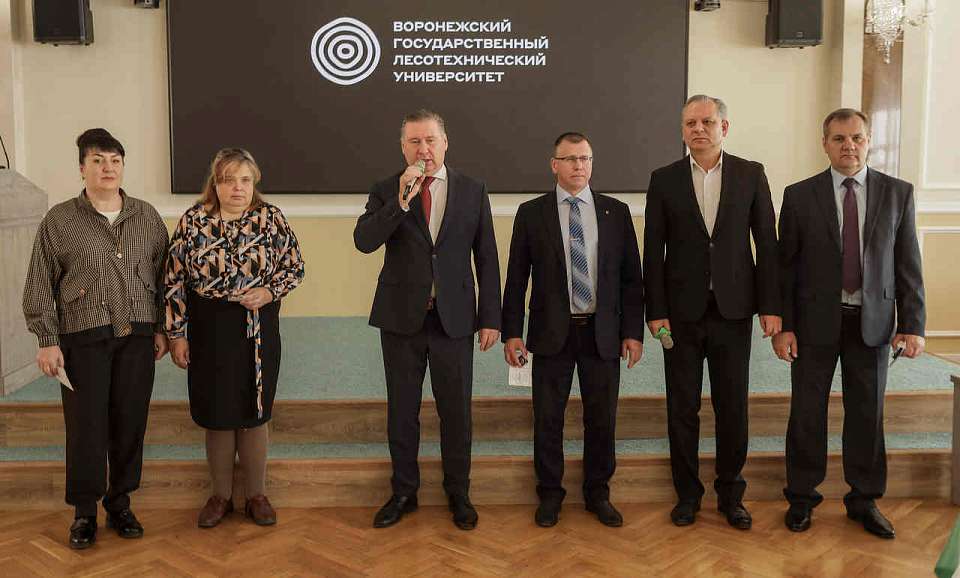 Сотрудникам и преподавателям на Учёном совете воронежского вуза вручили ведомственные и госнаграды