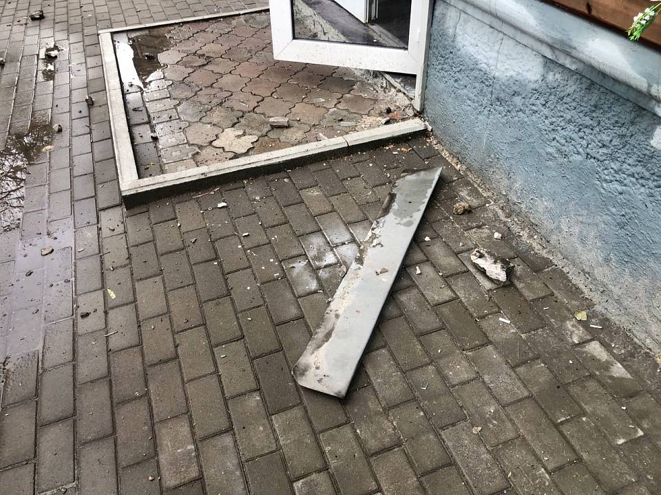 После ливня у дома на центральной улице Воронежа отвалилась лепнина