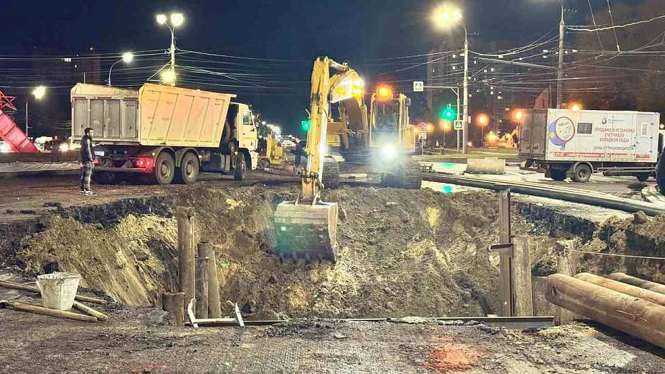 Грунт обвалился в котлован при ремонте коллектора на Московском проспекте в Воронеже