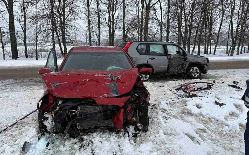 Три человека попали в больницу после ДТП легковушек под Воронежем
