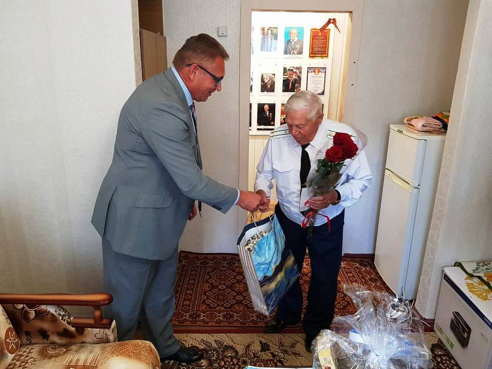 Сергей Ситников поздравил ветерана с юбилеем