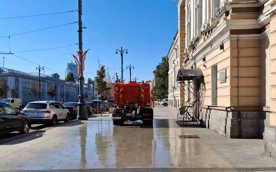 На проспекте Революции идет влажная уборка