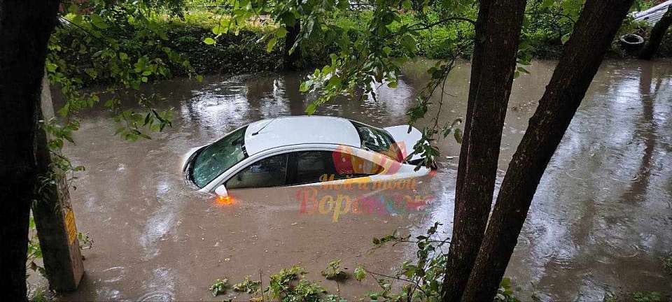 Автомобиль такси утонул во время обильного ливня возле многоэтажки в Воронеже