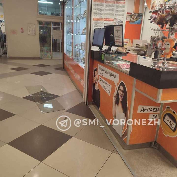 Молодой воронежец пострадал от витринного стекла