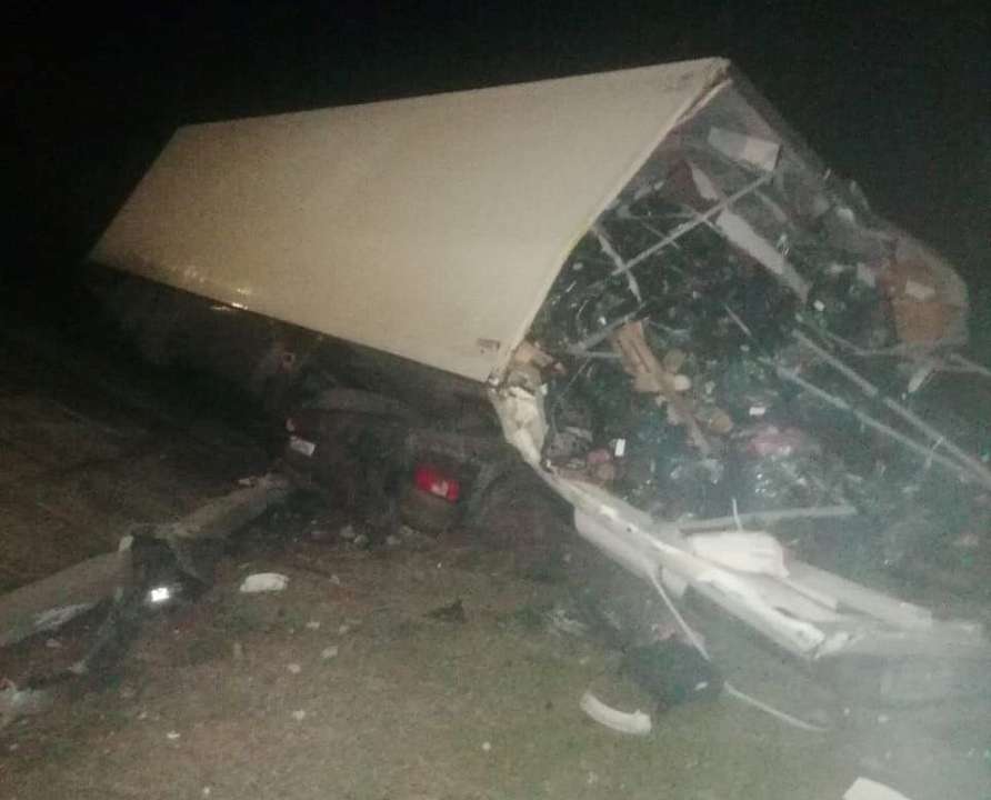 На воронежской трассе лоб в лоб столкнулись два грузовика