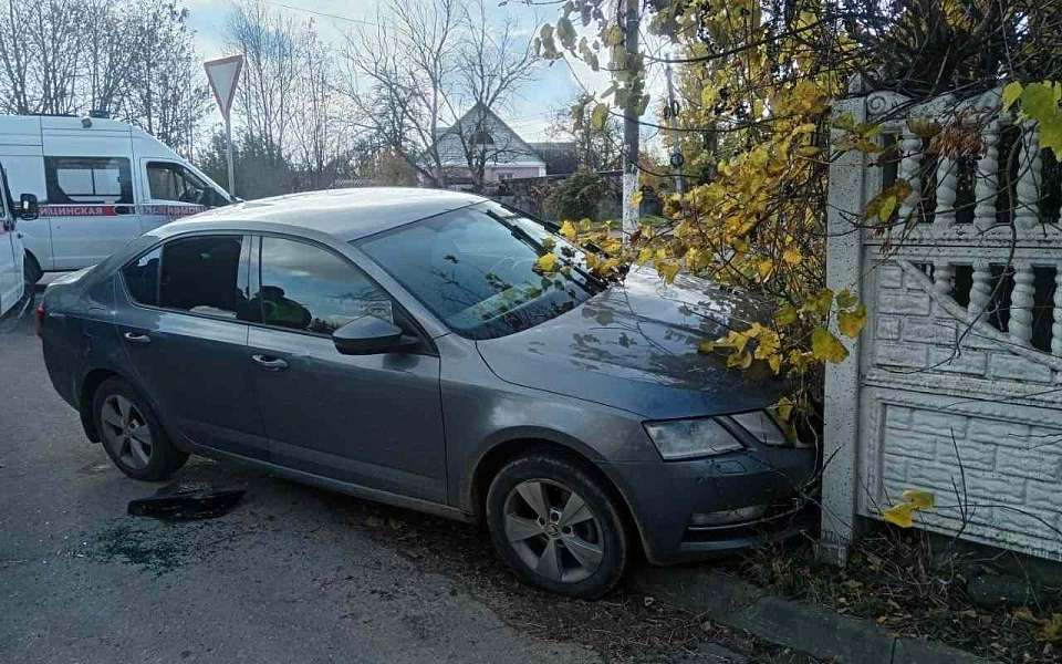 Погиб врезавшийся на иномарке в забор 53-летний воронежец
