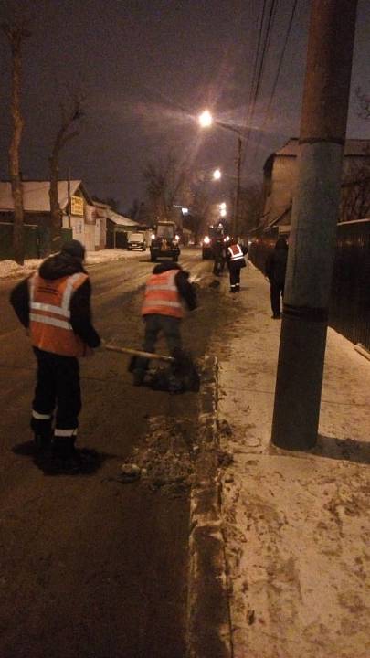 В Коминтерновском районе продолжается уборка снега