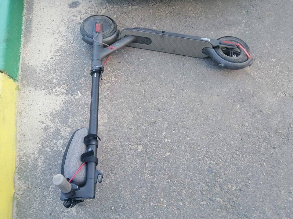 В Воронеже электросамокатчик во дворе попал под колеса иномарки  