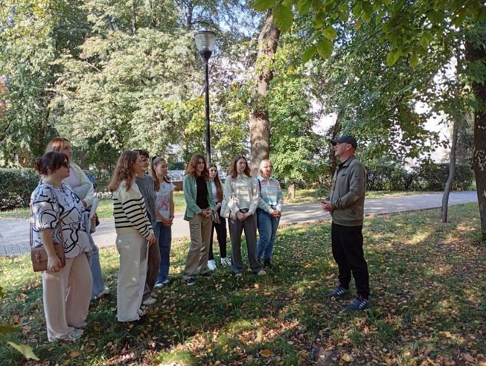 Студенты Воронежского лесотехнического университета вместе с лесопатологом вышли в сквер на практику