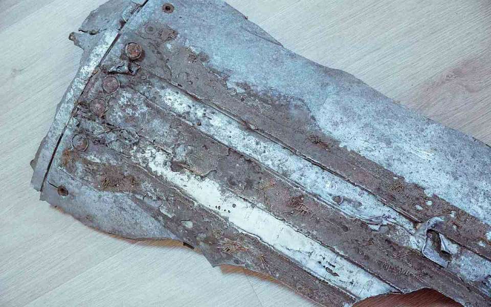 Упавшие обломки БПЛА повредили комбайн и забор в Воронежской области